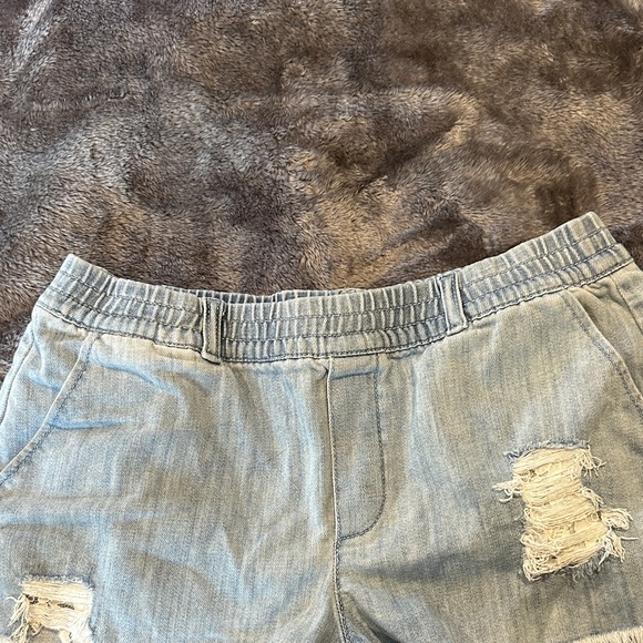 Aerie- Distressed Women Shorts size small - Picture 5 of 8
